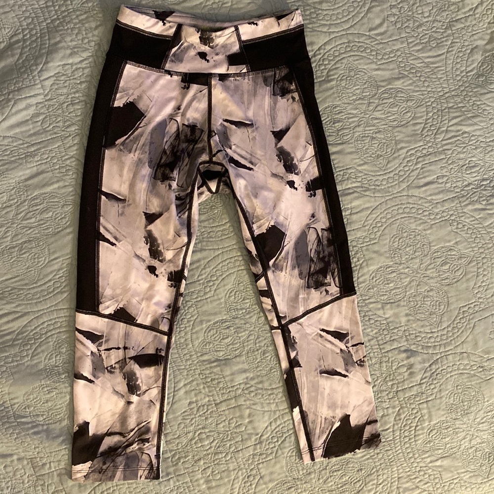 Abstract cropped workout leggings
